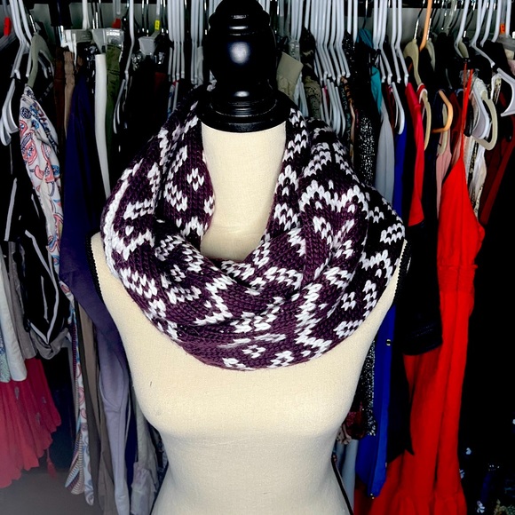 Beautiful EUC knit infinity scarf - Picture 2 of 4
